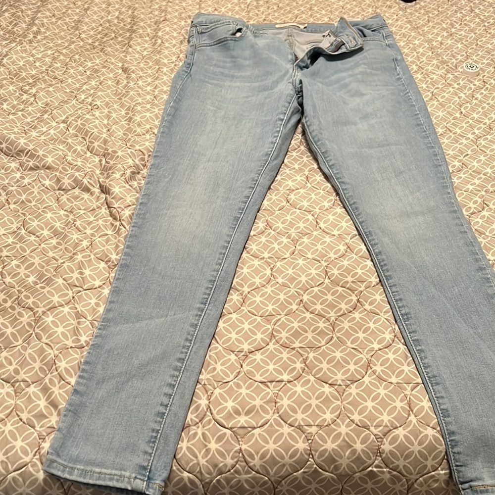 ✨✨SALE✨✨Women Levi Jeans